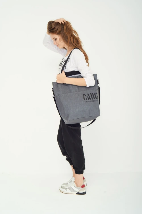 kobieta z pakowną elegancką szarą torbą miejską z cordury cargo by owee