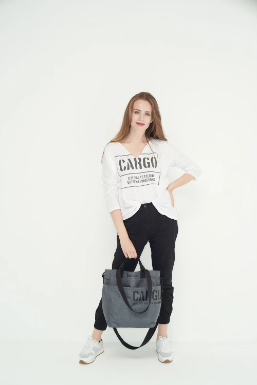 kobieta z małą szarą miejską torbą z cordury cargo by owee