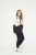 kobieta z małą elegancką pojemną czarną torbą miejską z kieszeniami z cordury cargo by owee