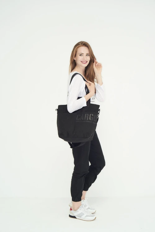 kobieta z małą elegancką pojemną czarną torbą miejską z kieszeniami z cordury cargo by owee
