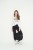 kobieta z małą elegancką pojemną czarną torbą miejską z kieszeniami z cordury cargo by owee