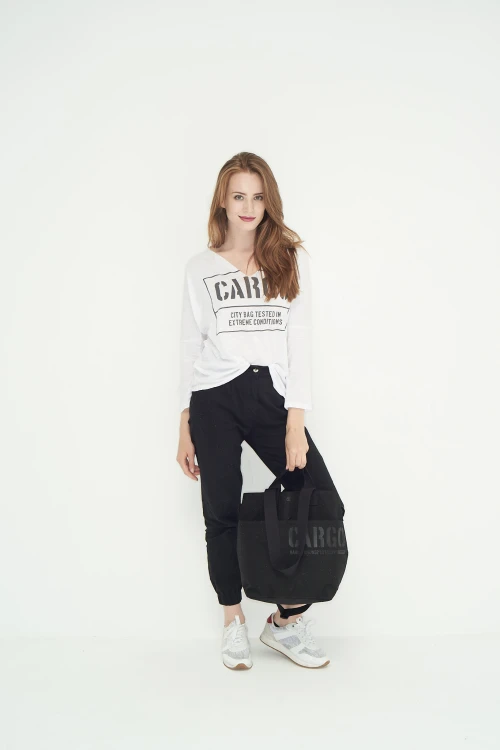 kobieta z małą elegancką pojemną czarną torbą miejską z kieszeniami z cordury cargo by owee