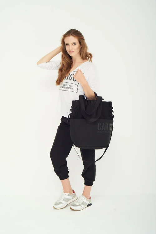kobieta z elegancką czarną torbą miejską z kieszeniami z cordury cargo by owee