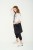 kobieta z elegancką czarną torbą miejską z kieszeniami z cordury cargo by owee