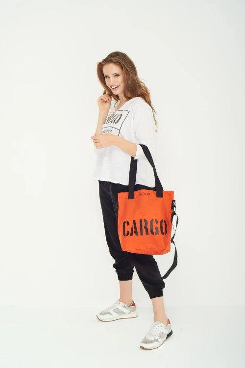 kobieta z małą pomarańczową torbą miejską z cordury cargo by owee