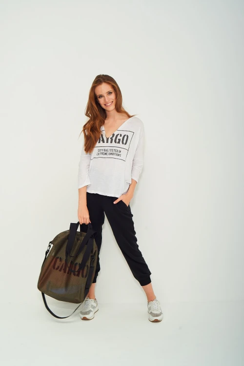 kobieta z mocną oliwkową torbą z siatki mesh CARGO by OWEE