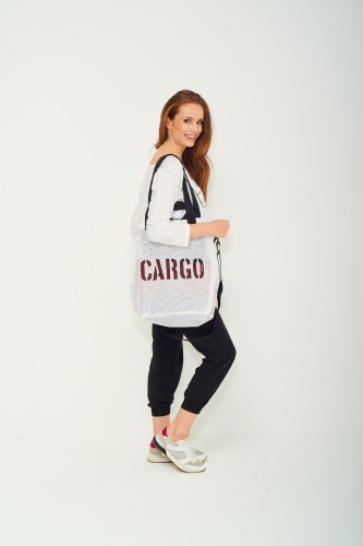 kobieta z białą pojemną torbą miejską z siatki mesh cargo by owee