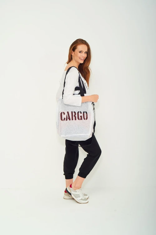 kobieta z białą pojemną torbą miejską z siatki mesh cargo by owee