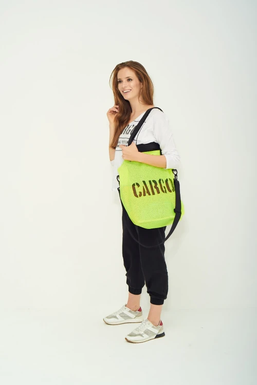 kobieta z żółtą pojemną fluo torbą cargo by owee