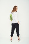 kobieta z małą zieloną limonkową nerką z cordury cargo by owee