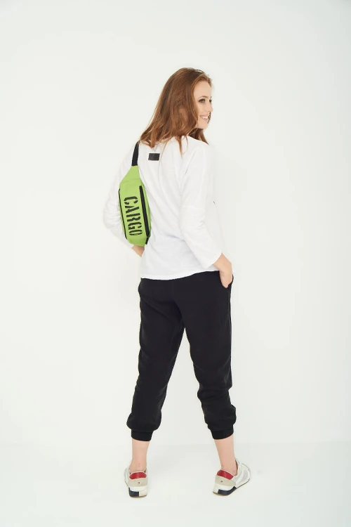 kobieta z małą zieloną limonkową nerką z cordury cargo by owee