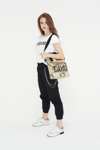 kobieta z moro woodland małą wytrzymałą torbą miejską z cordury cargo by owee