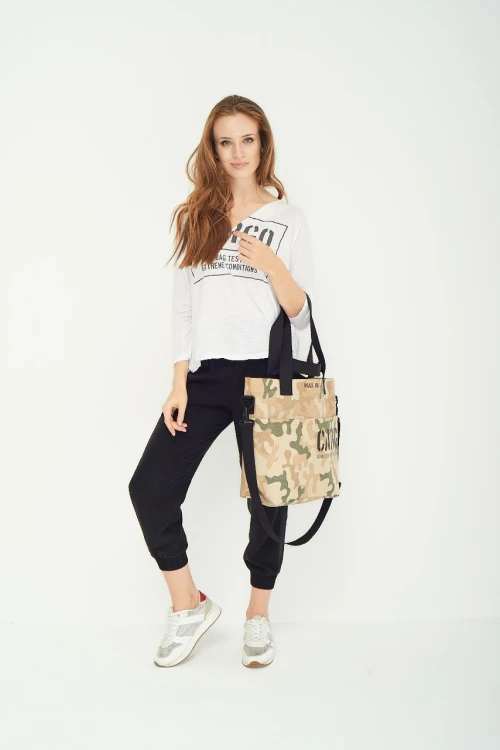 kobieta z woodland moro małą wytrzymałą torbą miejską z cordury cargo by owee