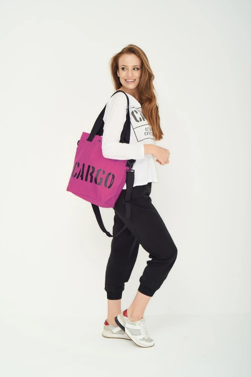 kobieta z małą fioletową magenta wytrzymałą torbą miejską z cordury cargo by owee