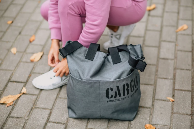 kobieta z pojemną elegancką szarą torbą miejską z cordury cargo by owee na tle miasta