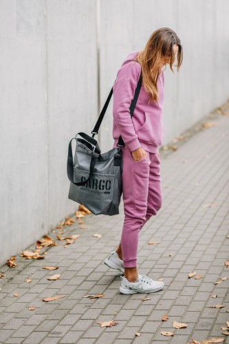 kobieta z pojemną elegancką szarą torbą miejską z cordury cargo by owee na tle miasta