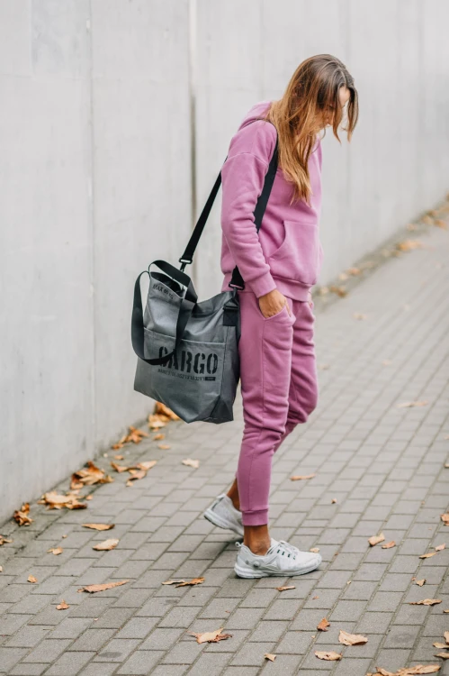 kobieta z pojemną elegancką szarą torbą miejską z cordury cargo by owee na tle miasta