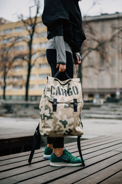 kobieta z lekkim miejskim plecakiem woodland moro z cordury cargo by owee na tle miasta
