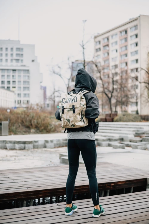 kobieta z lekkim miejskim plecakiem woodland moro z cordury cargo by owee na tle miasta