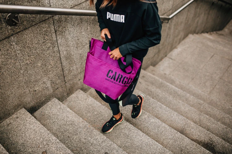 kobieta z fioletową magenta pojemną wytrzymałą torbą miejską z cordury cargo by owee na schodach