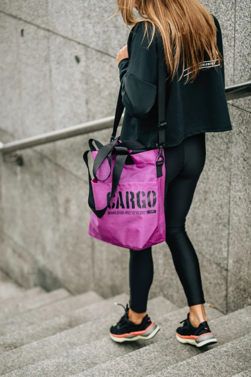 kobieta z fioletową magenta pojemną wytrzymałą torbą miejską z cordury cargo by owee na schodach