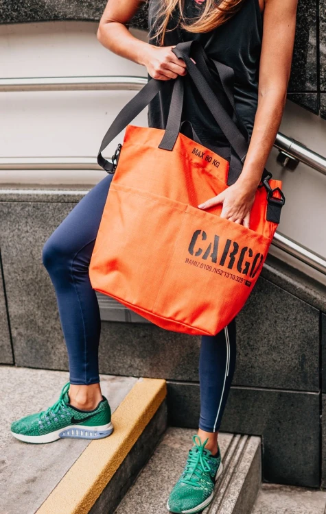 kobieta z pomarańczową pojemną wytrzymałą torbą miejską z cordury cargo by owee w metrze