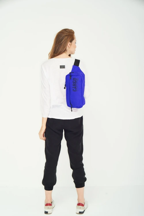 kobieta z dużą niebieską nerką z cordury cargo by owee