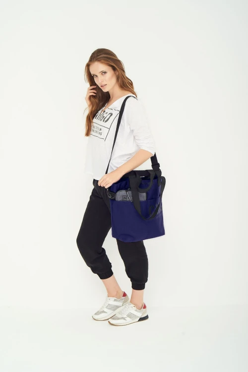 kobieta z małą poręczną wytrzymałą granatową navy torbą miejską z cordury cargo by owee