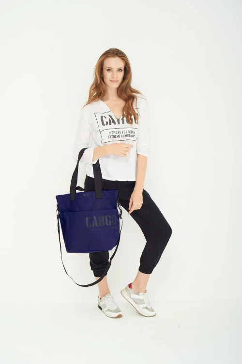 kobieta z małą poręczną wytrzymałą granatową navy torbą miejską z cordury cargo by owee