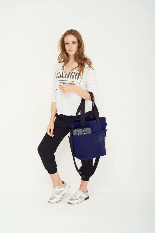 kobieta z małą poręczną wytrzymałą granatową navy torbą miejską z cordury cargo by owee