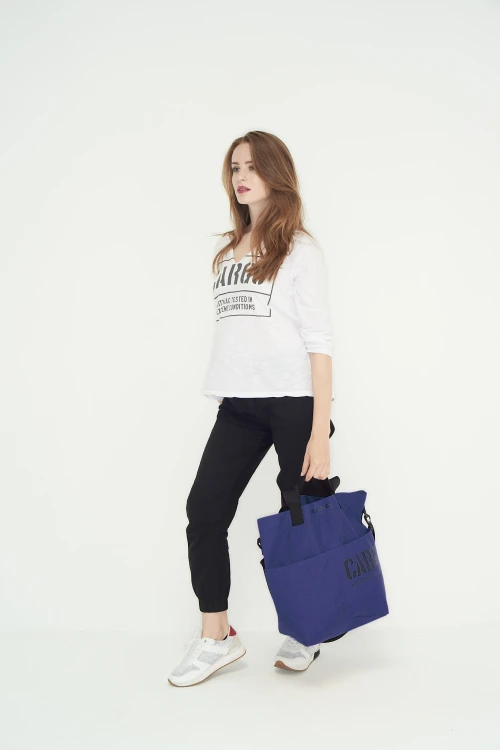 kobieta z pojemną wytrzymałą granatową navy torbą miejską z cordury cargo by owee