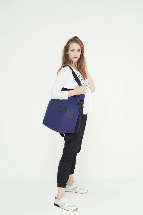 kobieta z pojemną wytrzymałą granatową navy torbą miejską z cordury cargo by owee
