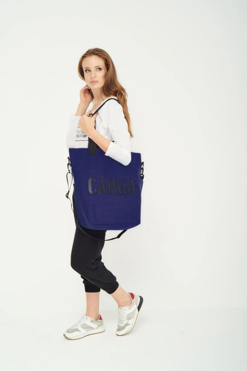 kobieta z pojemną wytrzymałą granatową navy torbą miejską z cordury cargo by owee