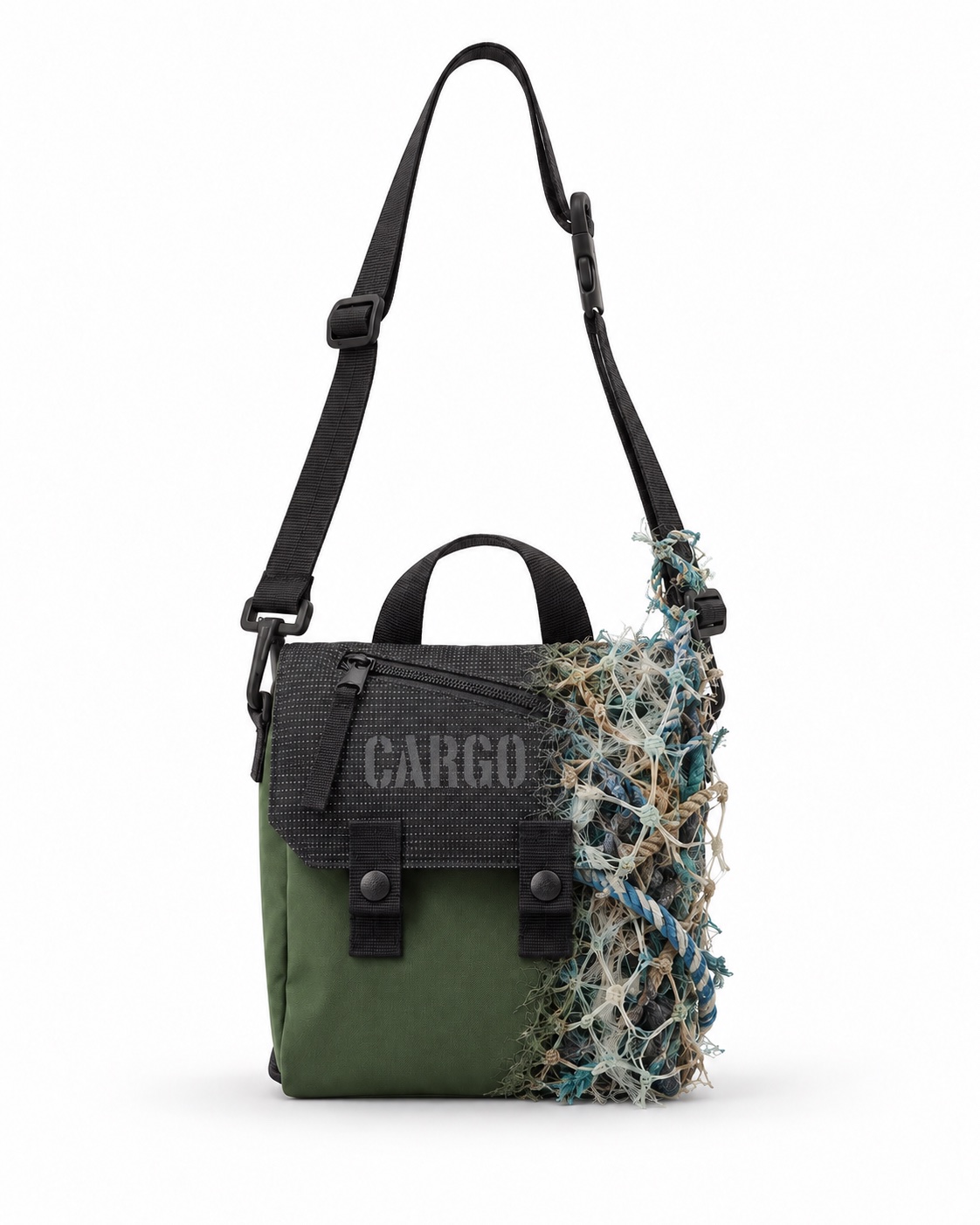 Wizualizacja kampanijna Mini plecaka CARGO Reflective Green Nori, którego prawa część przechodzi w kompozycję sieci i innych odpadów nylonowych.