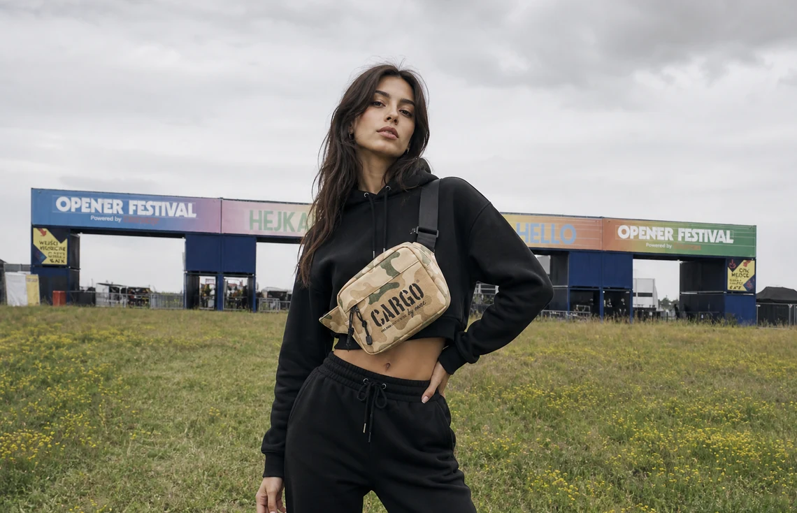 nerka CARGO na modelce