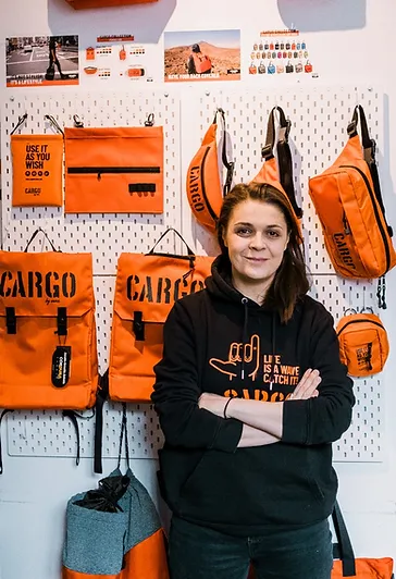 Anna Migacz-Lesińska w pracowni na tle produktów CARGO